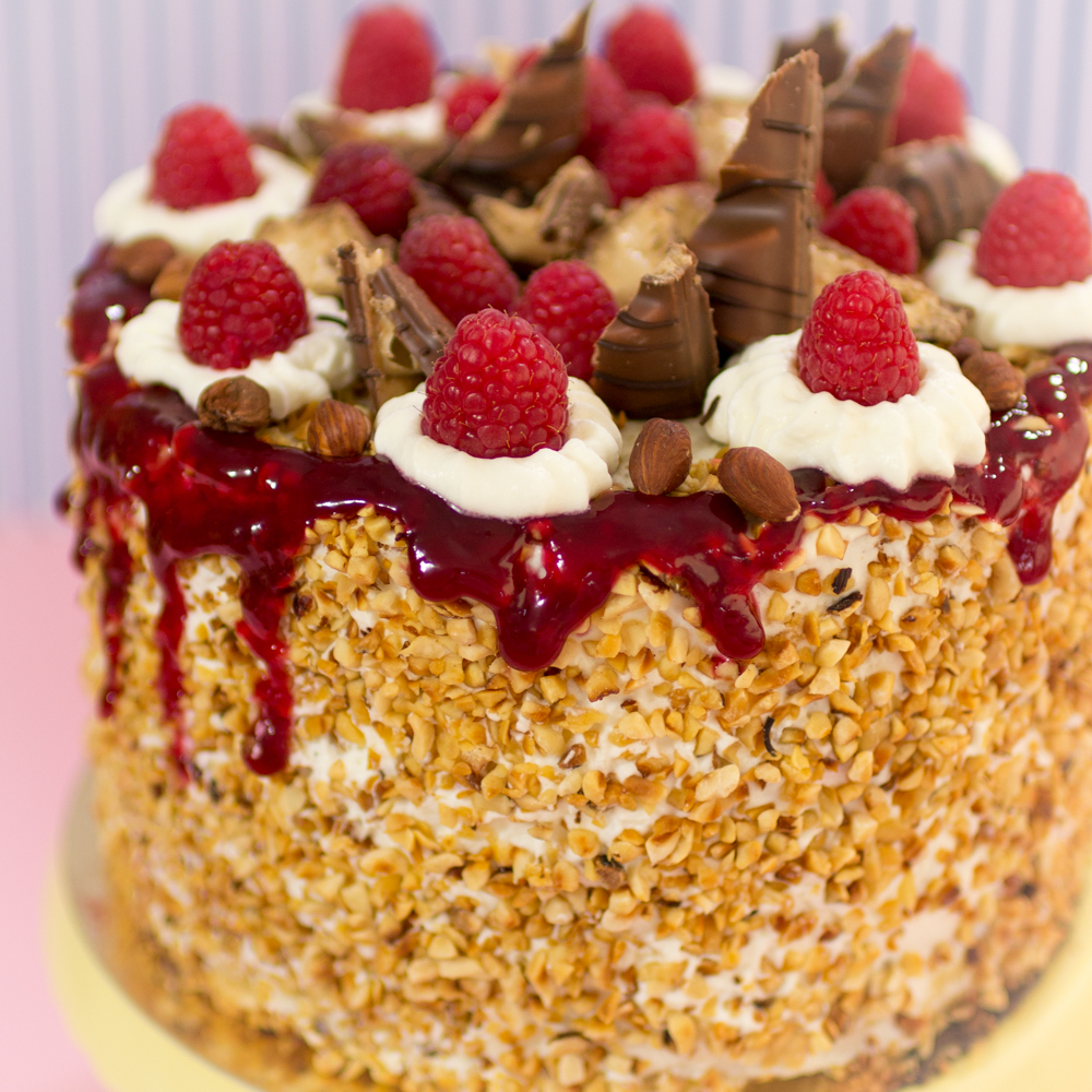 Himbeer-Sahne Torte mit Kinder Bueno – Leckerer Kuchen mit ...